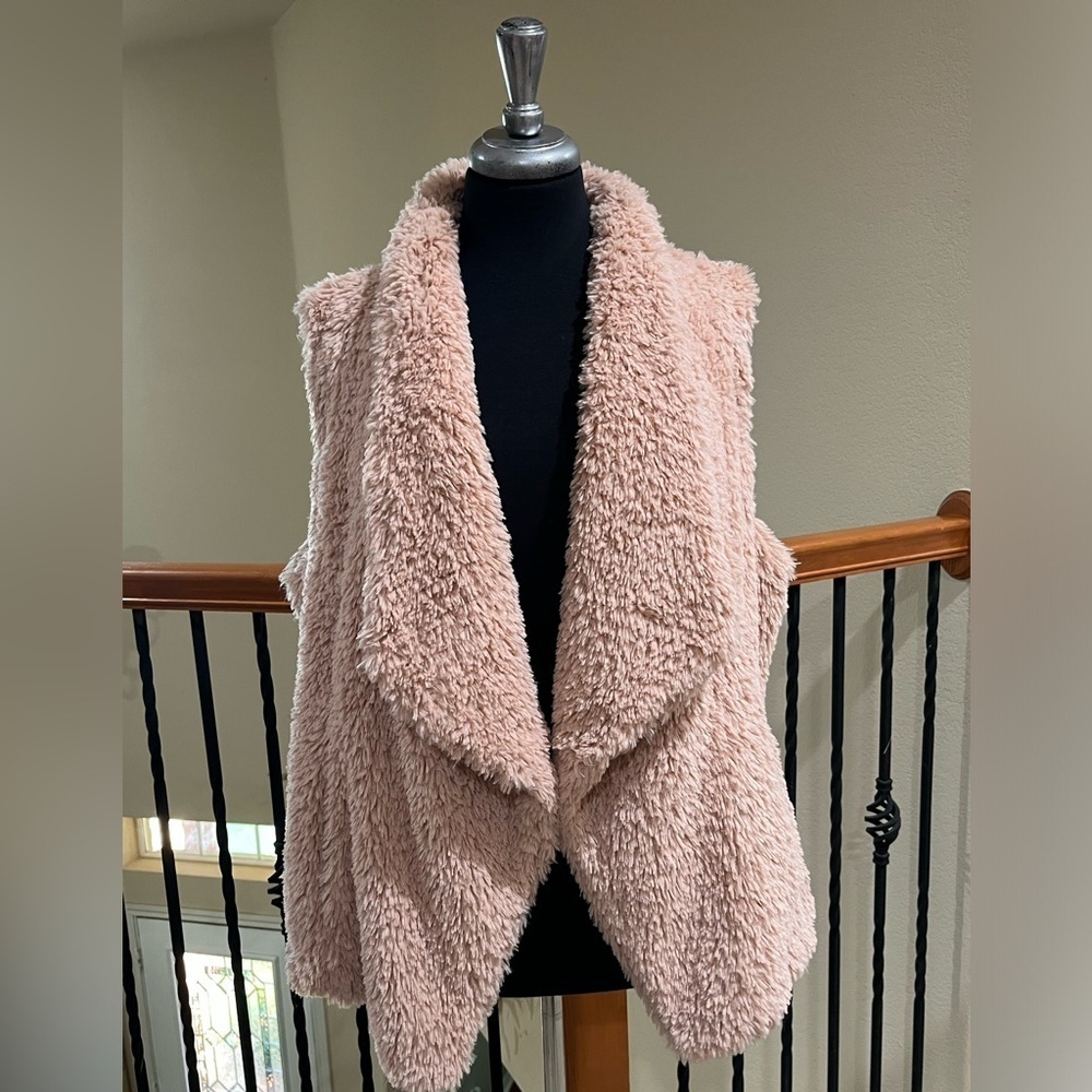 Calvin Klein FAUX FUR, BLUSH PINK WOMENS VEST, SIZE XL.